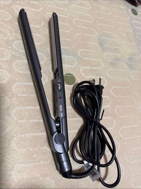 Sleek Black Hair Straightener Flat Iron - Professional Styling